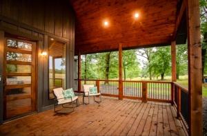 Balkón nebo terasa v ubytování Shady Days Cabin Stylish 3BR Retreat with Hot Tub & Outdoor Kitchen - 5 Mins to Hochatown