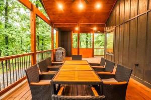 Posezení v ubytování Shady Days Cabin Stylish 3BR Retreat with Hot Tub & Outdoor Kitchen - 5 Mins to Hochatown