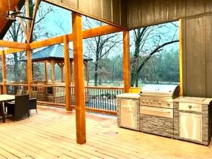 Balkón nebo terasa v ubytování Shady Days Cabin Stylish 3BR Retreat with Hot Tub & Outdoor Kitchen - 5 Mins to Hochatown