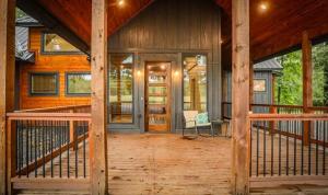 Fotografie z fotogalerie ubytování Shady Days Cabin Stylish 3BR Retreat with Hot Tub & Outdoor Kitchen - 5 Mins to Hochatown v destinaci Broken Bow