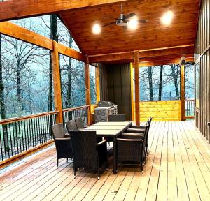 Balkón nebo terasa v ubytování Shady Days Cabin Stylish 3BR Retreat with Hot Tub & Outdoor Kitchen - 5 Mins to Hochatown