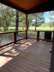 Balkón nebo terasa v ubytování Shady Days Cabin Stylish 3BR Retreat with Hot Tub & Outdoor Kitchen - 5 Mins to Hochatown