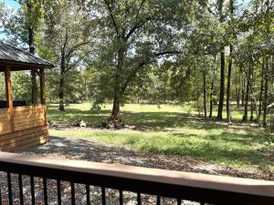 Zahrada ubytování Shady Days Cabin Stylish 3BR Retreat with Hot Tub & Outdoor Kitchen - 5 Mins to Hochatown