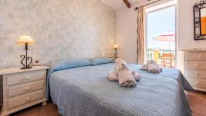 sypialnia z łóżkiem i ręcznikami w obiekcie Casa Torre del Manzano Torrox by Ruralidays w mieście Torrox +30 zdjęć