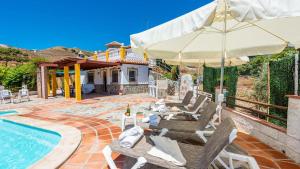Basen w obiekcie Casa Torre del Manzano Torrox by Ruralidays lub w pobliżu