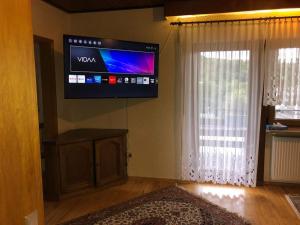 a room with a tv on the wall with a window at Handwerker willkommen in Langweiler