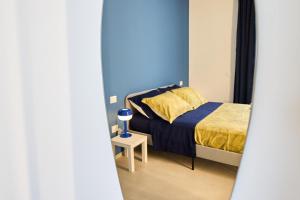 マロッタにあるCasa Momaのベッドとテーブルのある小さな寝室