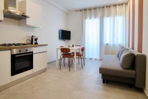 マロッタにあるCasa Momaのソファとテーブルのあるキッチンとリビングルーム +11枚の写真