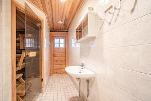 ein Badezimmer mit Waschbecken und Toilette in einem Zimmer in der Unterkunft Wellamo by Aavalevi in Levi