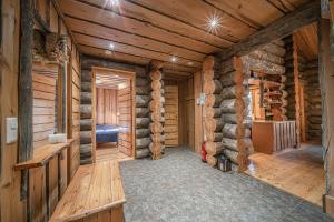 ein Blockhausflur mit einem Zimmer mit einem Bett in der Unterkunft Wellamo by Aavalevi in Levi
