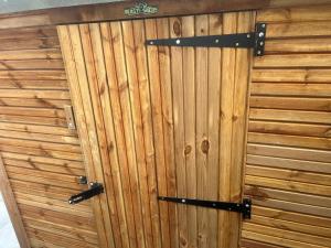 Gallery image of Beautiful bar b q lodge with 4 sleeping platforms with its own separate toilet and shower facility next to the lodge in Portishead +4 photos