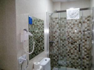 W łazience znajduje się prysznic ze szklaną kabiną prysznicową. w obiekcie Hotel La Costera w mieście A Lanzada +37 zdjęć