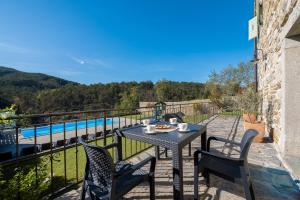 Bazén v ubytování Villa Denis Village in Central Istria for 28 people pet friendly complex of 4 stone houses nebo v jeho okolí