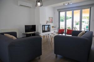 TV a/nebo společenská místnost v ubytování Koni Villa Paphos