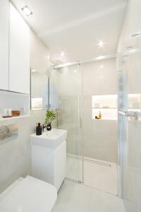 Kúpeľňa v ubytovaní WLR Apartments - Chmielna I + 30 fotografií
