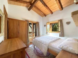 a bedroom with a bed and a wooden ceiling at CH136 - Chalet Kimberley Centre village les Carroz in Les Carroz d'Araches