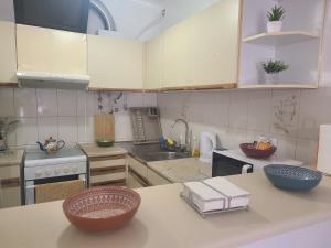 Una cocina con gabinetes blancos y encimera. en Chez Marlene, en Lagos 7 fotos más