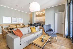 博尔库姆InselLoft Wohnung 1的客厅里有一张沙发和一张桌子。