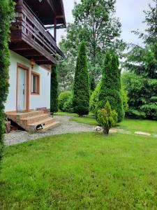 a yard with a house with a bench and trees at Colt de rai in Bran