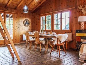 uma sala de jantar com mesa e cadeiras em Chalet La Couronne by Interhome em Nendaz mais 35 fotografias
