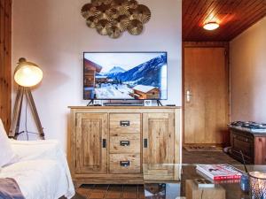 um quarto com uma TV em cima de uma cômoda em Chalet La Couronne by Interhome em Nendaz