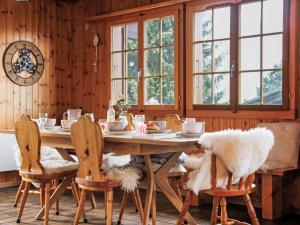 uma sala de jantar com mesa e cadeiras de madeira em Chalet La Couronne by Interhome em Nendaz