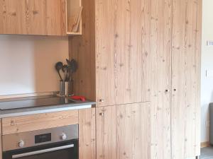 Kuchyň nebo kuchyňský kout v ubytování Chalet immerso nel verde