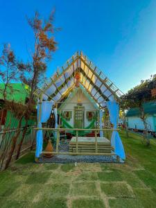 a house with a tent in a yard at Raio de Sol Residence in Canoa Quebrada
