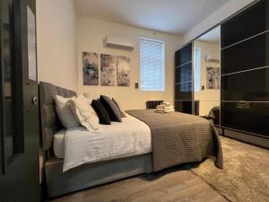 Letto o letti in una camera di Cool warehouse conversion apt in Chiswick London