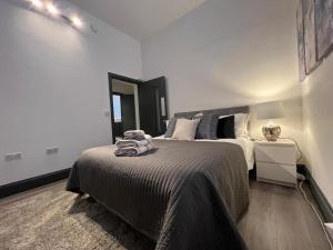 Letto o letti in una camera di Cool warehouse conversion apt in Chiswick London