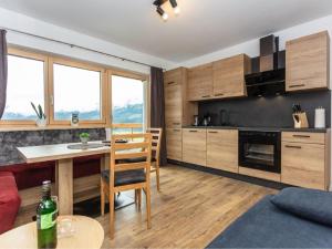 Η κουζίνα ή μικρή κουζίνα στο Apartment Seeblick by Interhome