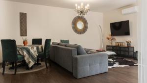 salon z kanapą i stołem w obiekcie Thermal Forest Apartment w mieście Kiskunhalas