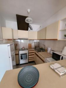 una cocina con una mesa con un plato en la encimera en Chez Marlene, en Lagos