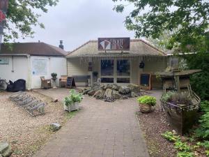 un patio frente a un edificio en Het Zalige Buitenleven, en Lanaken