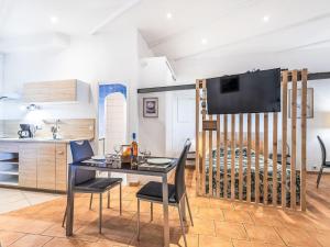 Kuchyň nebo kuchyňský kout v ubytování Studio Galiote-30 by Interhome