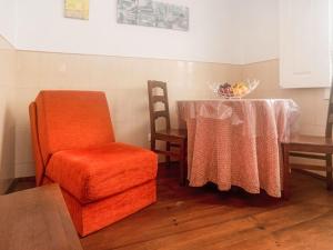 Un comedor con una mesa y una silla. en Apartment Surfers Inn 2 by Interhome, en Peniche