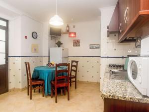 Una cocina con una mesa con sillas y un refrigerador. en Apartment Surfers Inn by Interhome, en Peniche