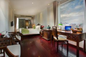 1 dormitorio con 1 cama y escritorio con ordenador en Mercury Central Hotel Hanoi, en Hanói