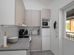 Η κουζίνα ή μικρή κουζίνα στο Holiday Home Leviraitti 4 a 4 by Interhome