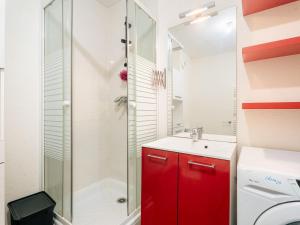 Bilik mandi di Apartment Le Moulin de Rose by Interhome