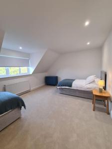 ラムズゲートにあるManston Manorのベッド2台とテーブルが置かれた寝室