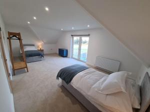 ラムズゲートにあるManston Manorのベッドと大きな窓のある寝室