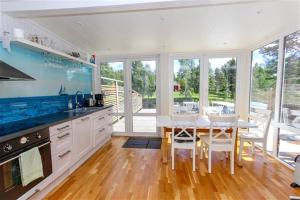 een keuken met een tafel en stoelen en een eetkamer bij Strandvägen 4 in Järvsö
