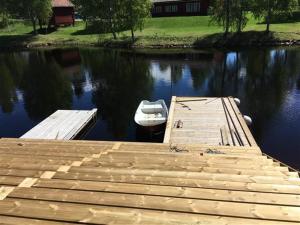 Uitzicht op een rivier vlak bij het vakantiehuis