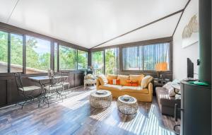 Χώρος καθιστικού στο Beautiful Home In Aix-En-Provence