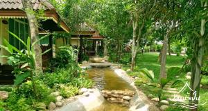 สวนหย่อมนอก Baan Nam Pen Resort