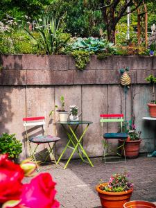 a patio with two chairs and a table with plants at Im Herzen von Wermelskirchen in Wermelskirchen