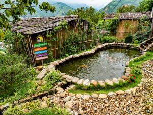 un pequeño estanque en medio de un jardín en SaPa Farmer House, en Sa Pa 163 fotos más