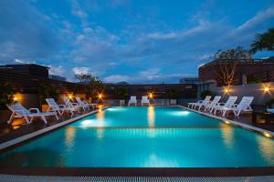 Bazén v ubytování Platinum Hotel and Apartments nebo v jeho okolí