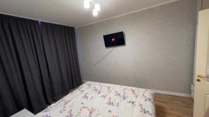 CodruにあるRent&live part apartmentのベッドと壁にテレビが掛かった寝室 +7枚の写真